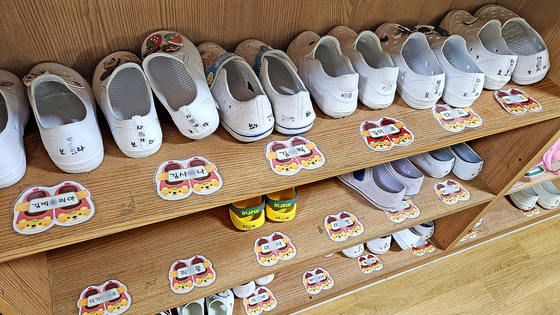 Multicultural students' names are attached on the shelves storing indoor school sneakers at Bongmyong Elementary School in Cheongju, North Chungcheong. Their names usually have four to five syllables while Korean students' names have three syllables. [JOONGANG PHOTO] 