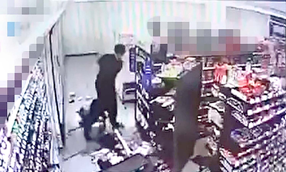 Security camera footage shows a man in his 20s attacking a convenience store worker who he thought was a feminist in Jinju, South Gyeongsang, on Saturday. [YONHAP]