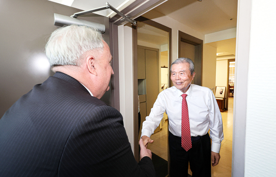 Kim Chong-in, right, a veteran conservative politician and former interim leader of the People Power Party (PPP), greets Ihn Yo-han, chairman of the PPP’s innovation committee, at Kim’s office in Jongno District, central Seoul, Tuesday. [JOINT PRESS CORPS]