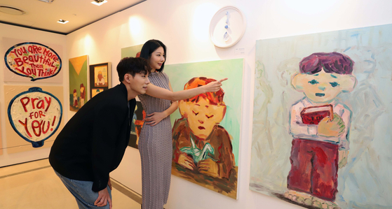 Visitors enjoy art at the Blossom Art Fair held at Shinsaegae's flagship department store. [SHINSAEGAE]