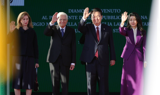 President Yoon Suk Yeol, center right, and first lady Kim Keon Hee, and Italian President Sergio Mattarella, center left, and his daughter Laura Mattarella, wave at an official welcoming ceremony ahead of their bilateral summit at the Yongsan presidential office in central Seoul Wednesday. [JOINT PRESS CORPS]