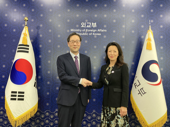 Foreign Ministry's Director-General for North Korean Nuclear Affairs Lee Jun-il, left, meets with U.S. Deputy Special Representative for North Korea Jung Pak at the ministry's headquarters in Seoul on July 26. [YONHAP]