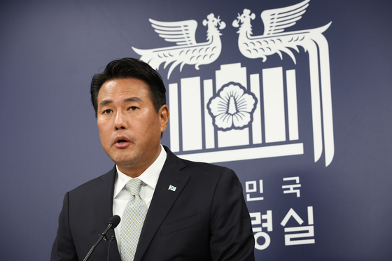 Principal Deputy National Security Adviser Kim Tae-hyo gives a press briefing on President Yoon Suk Yeol’s year-end overseas diplomacy at the presidential office in Yongsan, central Seoul, on Wednesday. Yoon will attend the APEC leaders’ summit in San Francisco next week, followed by visits to Britain and France later this month. He will make a trip to the Netherlands next month. [JOINT PRESS CORPS]