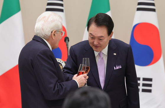 President Yoon Suk Yeol, right, gives a toast to Italian President Sergio Mattarella at a state banquet at the Blue House Yeongbingwan state guest house in central Seoul Wednesday, attended by business executives including Lotte Group Chairman Shin Dong-bin, Hyundai Motor CEO Chang Jae-hoon and Samsung Electronics Vice Chairman Han Jong-hee. [JOINT PRESS CORPS]