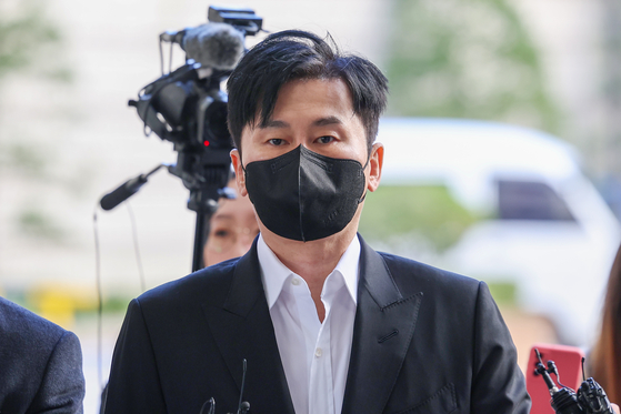 Former YG Entertainment CEO Yang Hyun-suk appears for his ruling on Wednesday at the Seoul High Court [YONHAP]