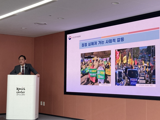 Kim Tae-kyu, the vice chairperson of the Anti-Corruption & Civil Rights Commission (ACRC), introduces the ACRC's role as an ombudsman agency and some of its accomplishments during a press conference held at the Press Center building in central Seoul on Wednesday. [CHO JUNG-WOO]