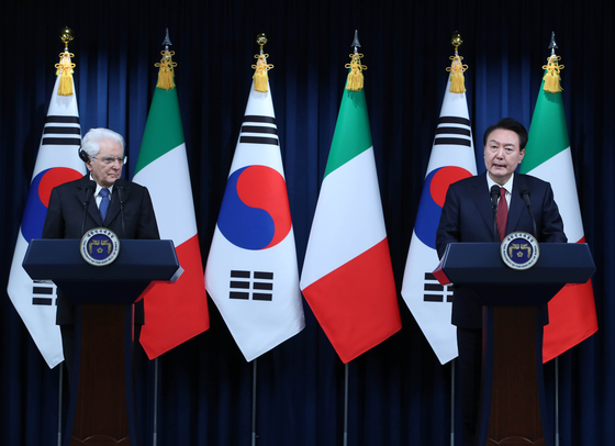 President Yoon Suk Yeol, right, speaks at a joint press briefing alongside Italian President Sergio Mattarella after their bilateral summit at the Yongsan presidential office in central Seoul Wednesday. [JOINT PRESS CORPS]