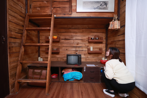 A family home in the border region between North Korea and China is recreated at the "Denbaram Maparam" exhibition in central Seoul. [YONHAP]