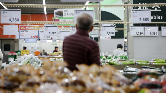 A customer browses produce inside a grocery store in Seoul. [NEWS1]