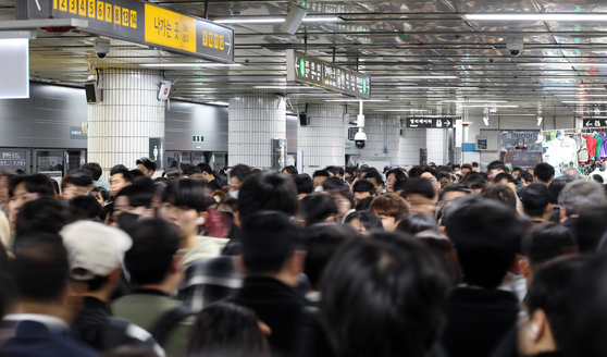 Commuters fill the platform of Sadang Station on subway line No. 2 in southern Seoul on Thursday morning, the first day the labor union of Seoul Metro went on strike. Due to the walkout, the operation rate of the subway in the capital will drop to 82 percent of capacity during non-rush hours. [NEWS1] 