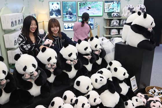 Visitors look around a pop-up store for Everland’s most popular panda Fu Bao, which opened on Thursday at The Hyundai Seoul department store in Yeongdeungpo District, western Seoul on Thursday. The store sells over 100 types of panda-related merchandise such as blankets, stationery and clothes. [YONHAP] 