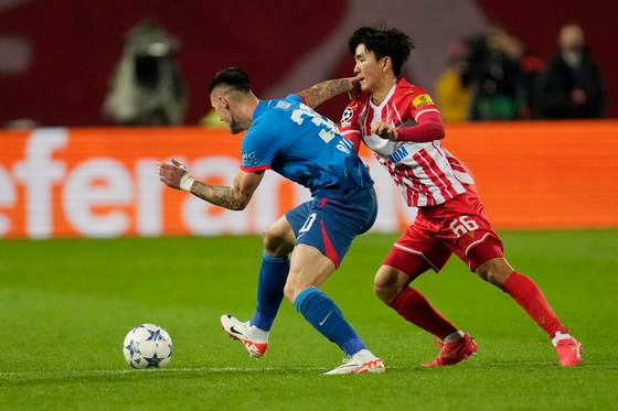 Red Star Belgrade's Hwang In-beom, right, vies for the ball with Leipzig's Benjamin Sesko during a Group G UEFA Champions League match at the Rajko Mitic Stadium in Belgrade, Serbia on Tuesday. [AP/YONHAP] 