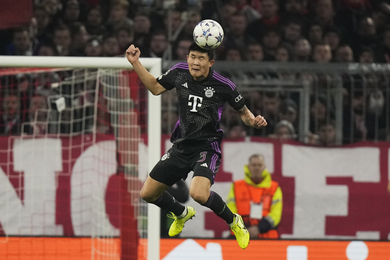 Bayern's Kim Min-jae heads the ball during the Champions League Group A football match between Bayern Munich and Galatasaray at the Allianz Arena stadium in Munich, Germany on Wednesday. [AP/YONHAP]