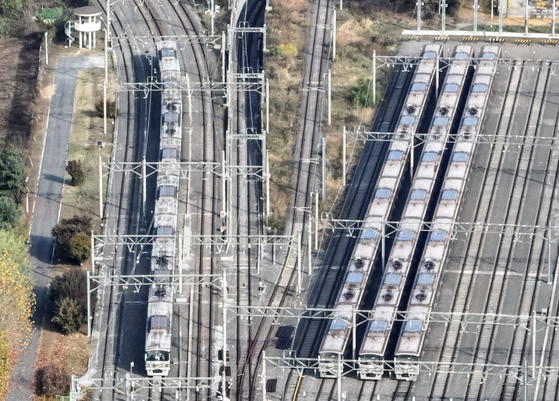 Subway stations parked at Seoul Metro’s headquarters in Seongdong District, Seoul, on Wednesday. [YONHAP]