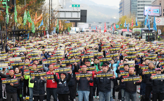 Members of Seoul Metro's labor union protest against the subway operator's plan to lay off workers and ask for new employment near City Hall in central Seoul on Thursday. The union staged a two-day walkout on the same day, which will reduce the operation rate of the subway to 82 percent of full capacity during non-rush hours. [NEWS1] 
