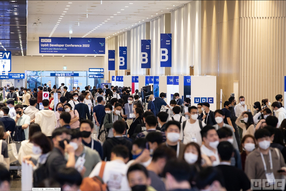 Attendants move between booths at last year's Upbit D Conference held in Busan. [DUNAMU]