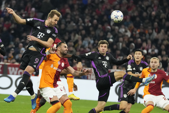 Bayern's Harry Kane, top left, scores the opening goal during the Champions League Group A football match between Bayern Munich and Galatasaray at the Allianz Arena stadium in Munich, Germany on Wednesday. [AP/YONHAP]