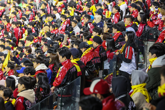 LG Twins fans pack Jamsil Baseball Stadium in southern Seoul on Tuesday for the first game of the Korean Series, which the Seoul team has not won since 1994. [YONHAP]