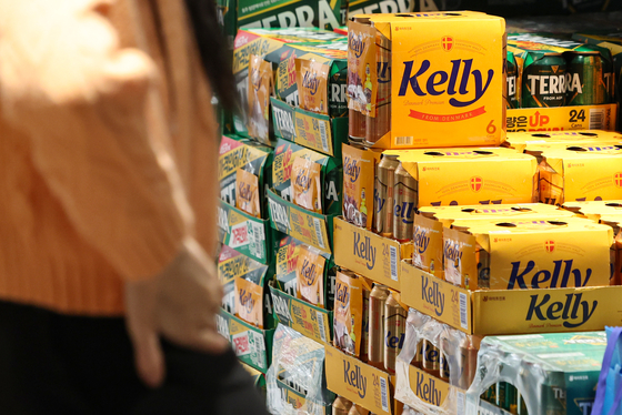 Packs of beer are on display at a large supermarket chain in central Seoul on Thursday. HiteJinro announced an average 6.8 percent increase in prices of its Kelly and Terra beers starting Thursday. [YONHAP]