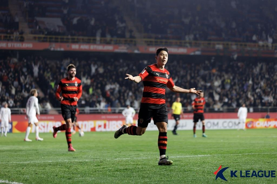 The Pohang Steelers' Kim In-sung celebrates after scoring a goal during an AFC Champions League match against the Urawa Red Diamonds at Pohang Steelyard in Pohang, North Gyeongsang on Wednesday. [YONHAP] 