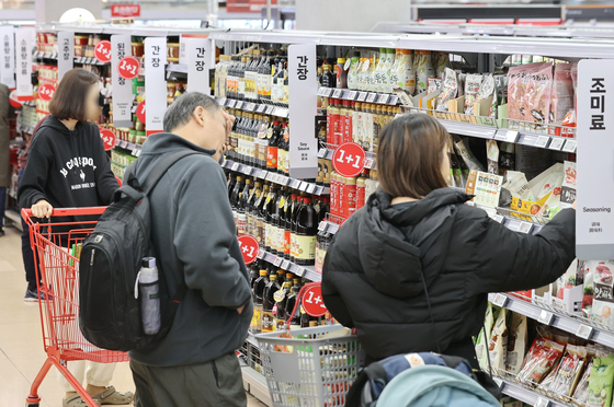 Customers browse products at a supermarket in Seoul on Tuesday. [YONHAP]