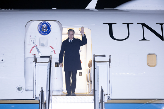 U.S. Secretary of State Antony Blinken waves from the plane as he arrives at the Osan AIr Base in Gyeonggi on Wednesday evening. [YONHAP] 
