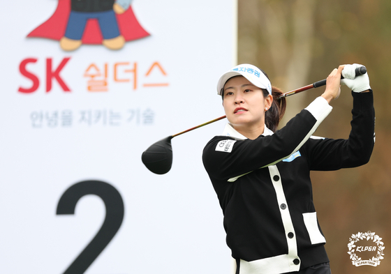 Park Min-ji hits a shot during the SK Shieldus-SK Telecom Championship at La Vie est Belle Golf & Resort in Chuncheon, Gangwon on Nov. 13, 2022. [NEWS1] 