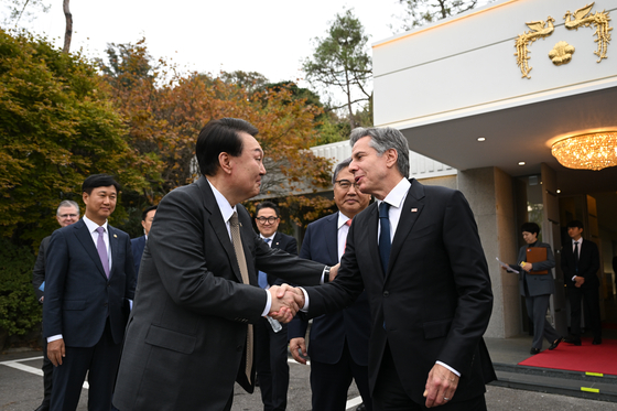 President Yoon Suk Yeol, left, bids farewell to U.S. Secretary of State Blinken after a luncheon at his official residence in Hannam-dong, Yongsan District in central Seoul on Thursday. Blinken wrapped up a two-day visit to Seoul later that day. [PRESIDENTIAL OFFICE]