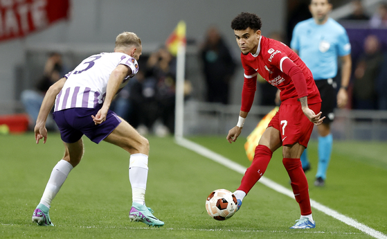 Liverpool's Luis Diaz, right, in action against Mikkel Desler of Toulouse during an UEFA Europa League match in Toulouse, France on Thursday. [EPA/YONHAP] 