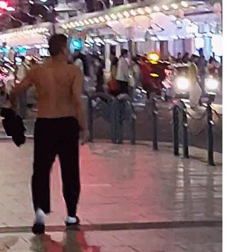 Former Nexen Heroes pitcher Cho Young-hun is seen walking half naked in a YouTube video taken in Osaka, Japan, which was uploaded last week. [SCREEN CAPTURE]