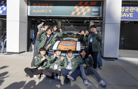 A Konkuk University team poses with their Ioniq 5 after they won the Autonomous Driving Challenge, hosted by Hyundai Motor, on Friday in Yongin, Gyeonggi. [HYUNDAI MOTOR]