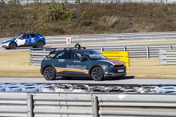 Driverless Ioniq 5s run on the track at an autonomous car race hosted by Hyundai Motor on Friday in Yongin, Gyeonggi. [HYUNDAI MOTOR]