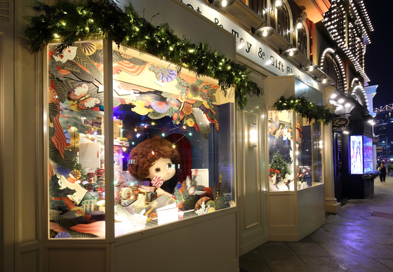 Window displays with Christmas decorations at Lotte Department Store's main branch in Jung District, central Seoul [LOTTE DEPARTMENT STORE]