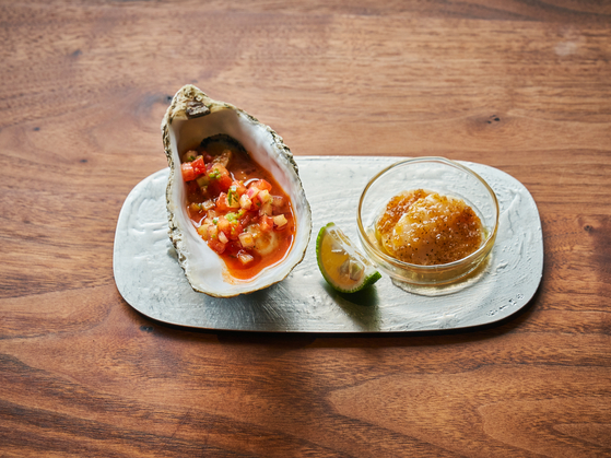 Oysters with gochujang salsa sauce and scallops with green plum mignonette by Mingles' Kang Min-goo [KOREAN FOOD PROMOTION INSTITUTE] 