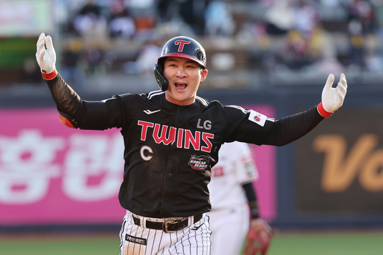 Oh Ji-hwan of the LG Twins rounds the bases after hitting a three-run home run at the top of the seventh inning during Game 4 of the Korean Series against the KT Wiz at Suwon KT Wiz Park in Suwon, Gyeonggi on Saturday.  [YONHAP]