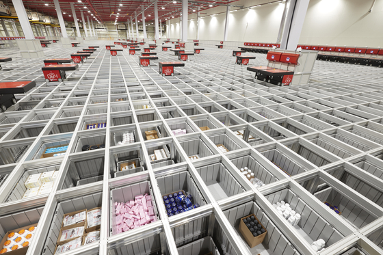 Consumer orders are fulfilled by 140 picking robots inside CJ Logistics' Incheon Global Distribution Center. The AutoStore robots pick real-time ordered products and, at the same time, autonomously arrange high-demand items at the top. [CJ LOGISTICS]