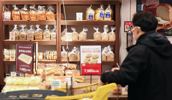 Breads are on display at a discount mart in Seoul on Sunday. Once daily, the government will check the prices of nine additional types of processed food items including milk, bread and ramyeon, along with 19 items that were already on the list, in order to rein in high inflation. Bread prices increased 5.5 percent on year in October and 21.6 percent from the same period two years ago. [YONHAP]