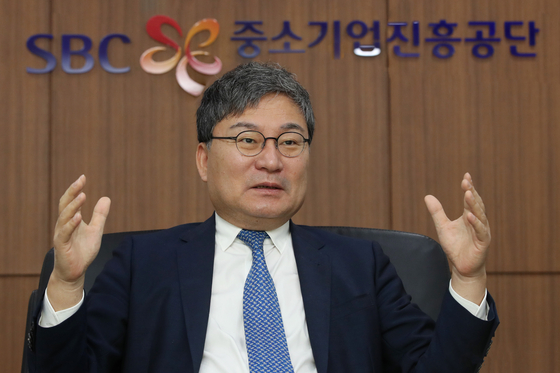 Founder of low-budget carrier Easter Jet and former Democratic Party Rep. Lee Sang-jik in an interview with Yonhap as the head of the Korea SMEs and Startups Agency in March 2019. [YONHAP]
