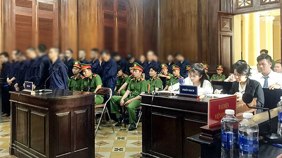 Accused drug smuggling, left, attend a trial in Ho Chi Minh City, Vietnam on Saturday (local time). A total of 18 offenders were handed the death penalty, including two Koreans, for smuggling over 200 kilograms (440 pounds) of drugs. [AFP/YONHAP] 