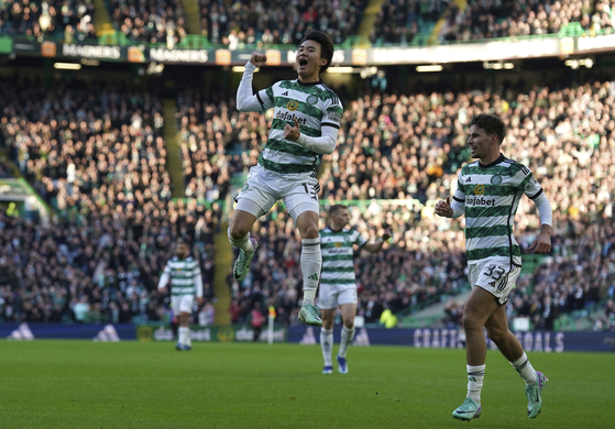 Celtic's Yang Hyun-jun celebrates scoring the first goal of a game against Aberdeen at Celtic Park in Glasgow, Scotland on Sunday.  [AP/YONHAP]