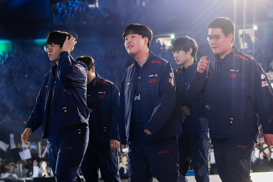 Park ″Ruler″ Jae-hyeok, left, and Seo ″Kanavi″ Jin-hyuk, center, exit after JD Gaming’s semifinal loss to T1 at the 2023 League of Legends World Championship on Sunday in Busan. [RIOT GAMES]