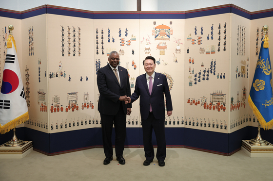 Korean President Yoon Suk Yeol, right, shakes hands with U.S. Secretary of Defense Lloyd Austin at the presidential residence in Hannam-dong, central Seoul, during a dinner meeting Sunday. [PRESIDENTIAL OFFICE]