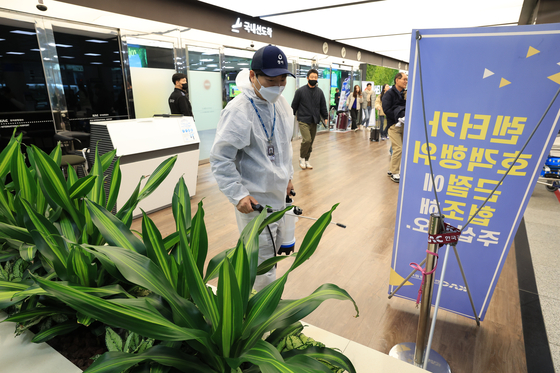 Workers impose a quarantine against the spread of bedbugs at Jeju International Airport on Nov. 13. [YONHAP]
