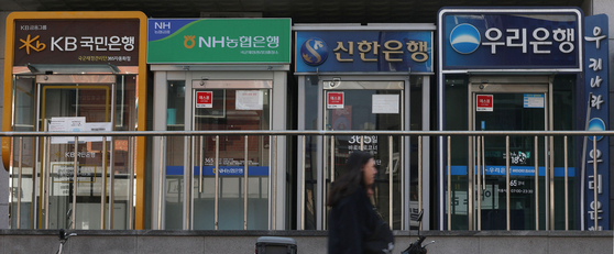  Five major commercial banks have been considering issuing a syndicated loan to help finance Korean companies' arms export to Poland, an industry source said Friday. [YONHAP]