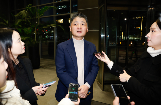 Kakao founder Kim Beom-su speaks to the local press before attending an emergency meeting with Kakao executives at Kakao Mobility's headquarters in Seongnam, Gyeonggi, on Monday. [NEWS1]