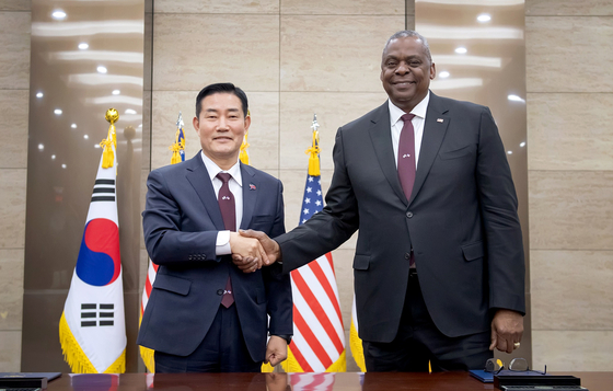 Korean Defense Minister Shin Won-sik, left, and U.S. Secretary of Defense Lloyd Austin shake hands at the 55th Security Consultative Meeting held at the Defense Ministry's headquarters in central Seoul on Monday. [DEFENSE MINISTRY]