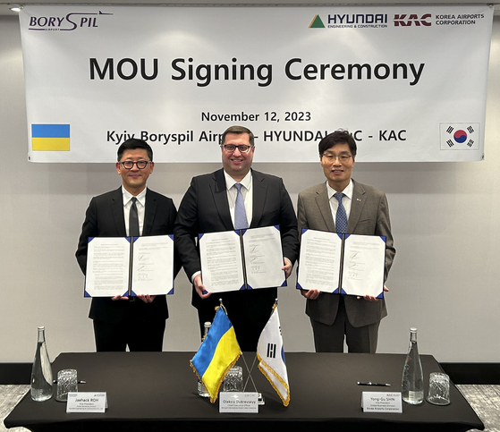Officials from Korea Airports Corporation, Boryspil International Airport Corporation, and Hyundai Engineering & Construction pose for a photo after signing an MOU for the expansion of Ukraine's airport infrastructure during a ceremony held in Warsaw, Poland, on Sunday. [KOREA AIRPORTS CORPORATION]