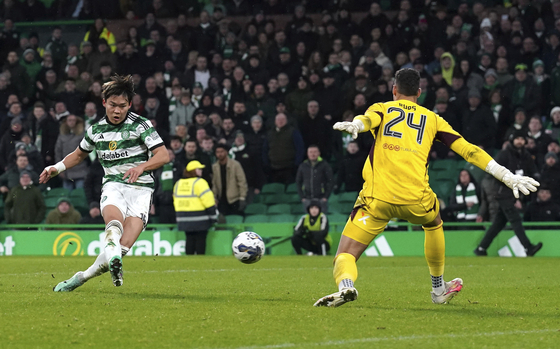 Celtic's Oh Hyeon-gyu scores the sixth goal of a game against Aberdeen at Celtic Park in Glasgow, Scotland on Sunday.  [AP/YONHAP]
