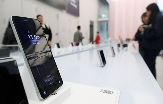 Samsung Electronics' Galaxy Z Flip 5 Retro model is on display at Samsung Gangnam, the company's flagship store in Gangnam, southern Seoul. [NEWS1]