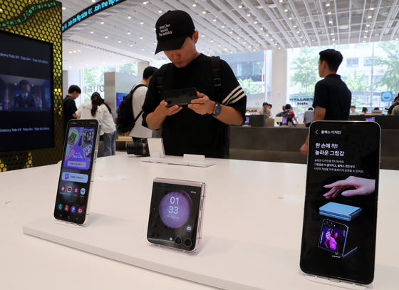 Samsung Electronics' Z Flip 5, center, is on display at Samsung Store's Hongdae branch in western Seoul. [NEWS1]